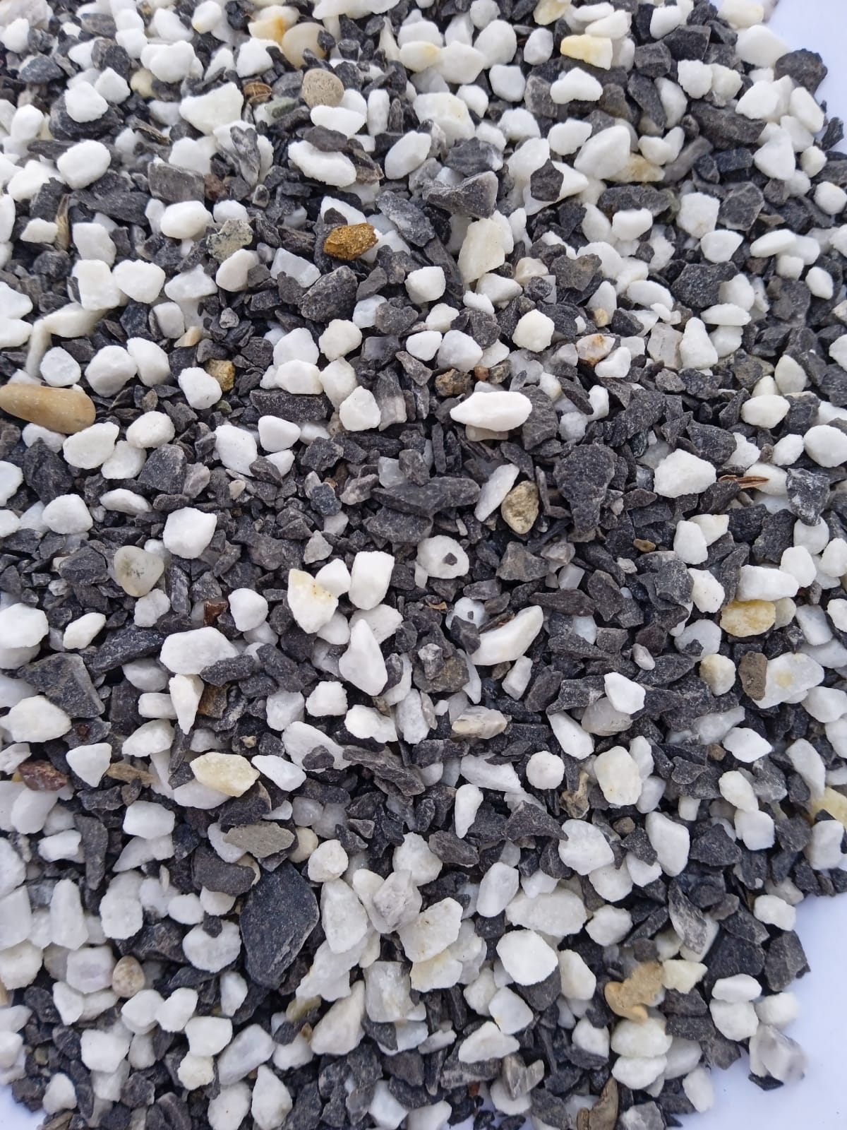  Мраморная галька (щебень галтованный микс:белый-черный-розовый-медовый) фр.5-10 мм.  купить  в Ставрополе мрамор белый, медовый, черный, розовый мраморный галтованный щебень декоративный ландшафтный 14500 руб/т   фото 