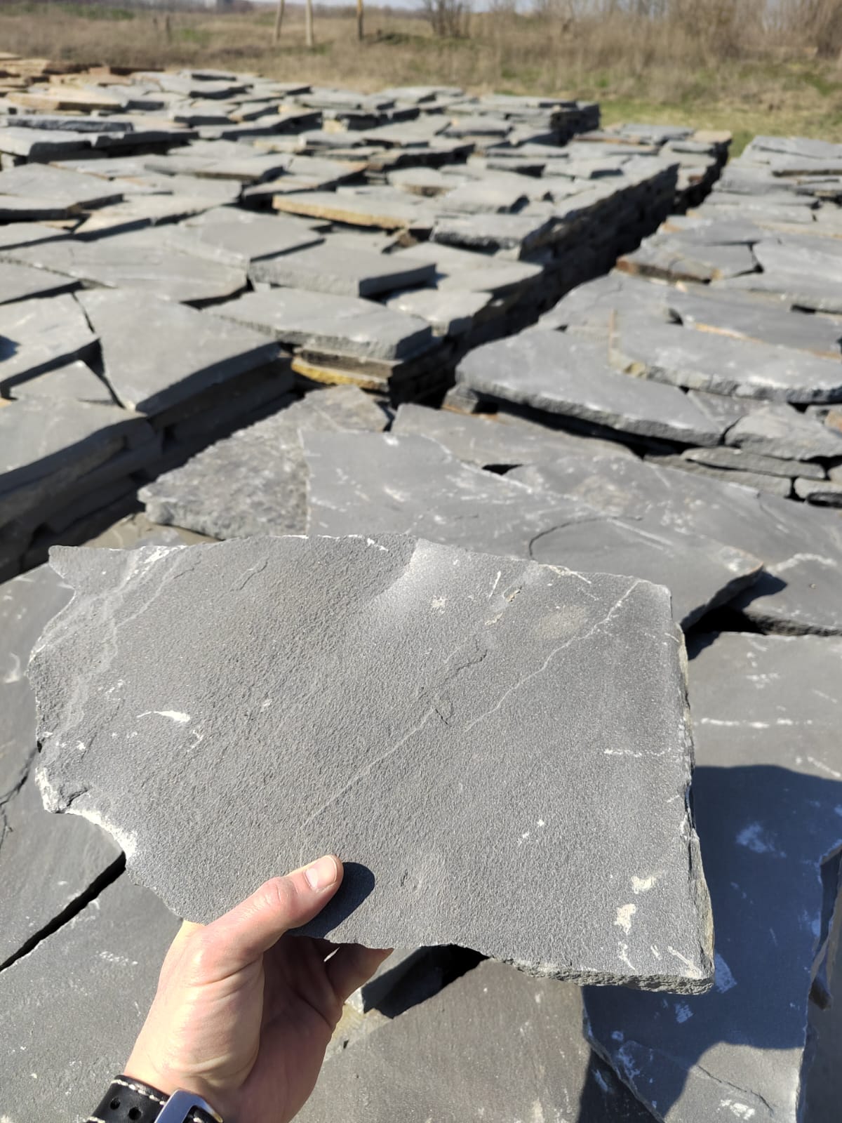 Песчаник пластушка светло-серый (2,0 см)  купить  в Ставрополе плитняк- ластушка светло-серый, серый рваный ландшафтный плитняк колотый 7 500 руб/м3   фото 