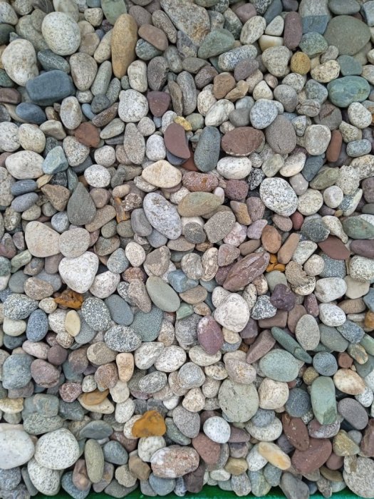  Галька горная речная окат (цветная) фр. 20-40 мм. купить   в Ставрополе галька речная серый синий бежевый белый окатанная речная галька ландшафтная 5000 руб/т   фото 