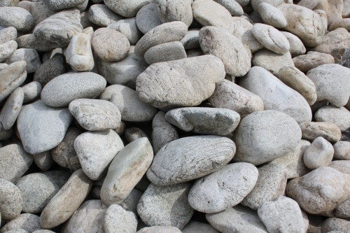 Бело-серый валунчик фр.100-300 мм.  купить в Ставрополе крупный камень для ландшафта серый, белый бело-серый валун крупная галька 4500 руб/т   фото 