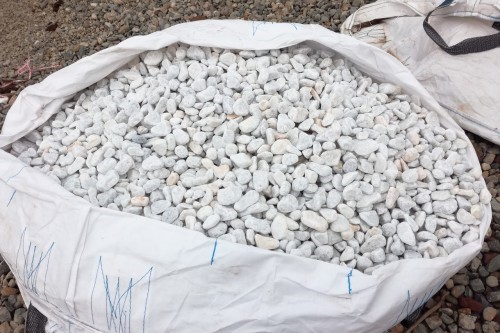  Галька белая мраморная (щебень галтованный белый), фр.20-40 мм.  купить  в Ставрополе мрамор белый бежевый молочный мраморный щебень декоративный 14500 руб/т   фото 