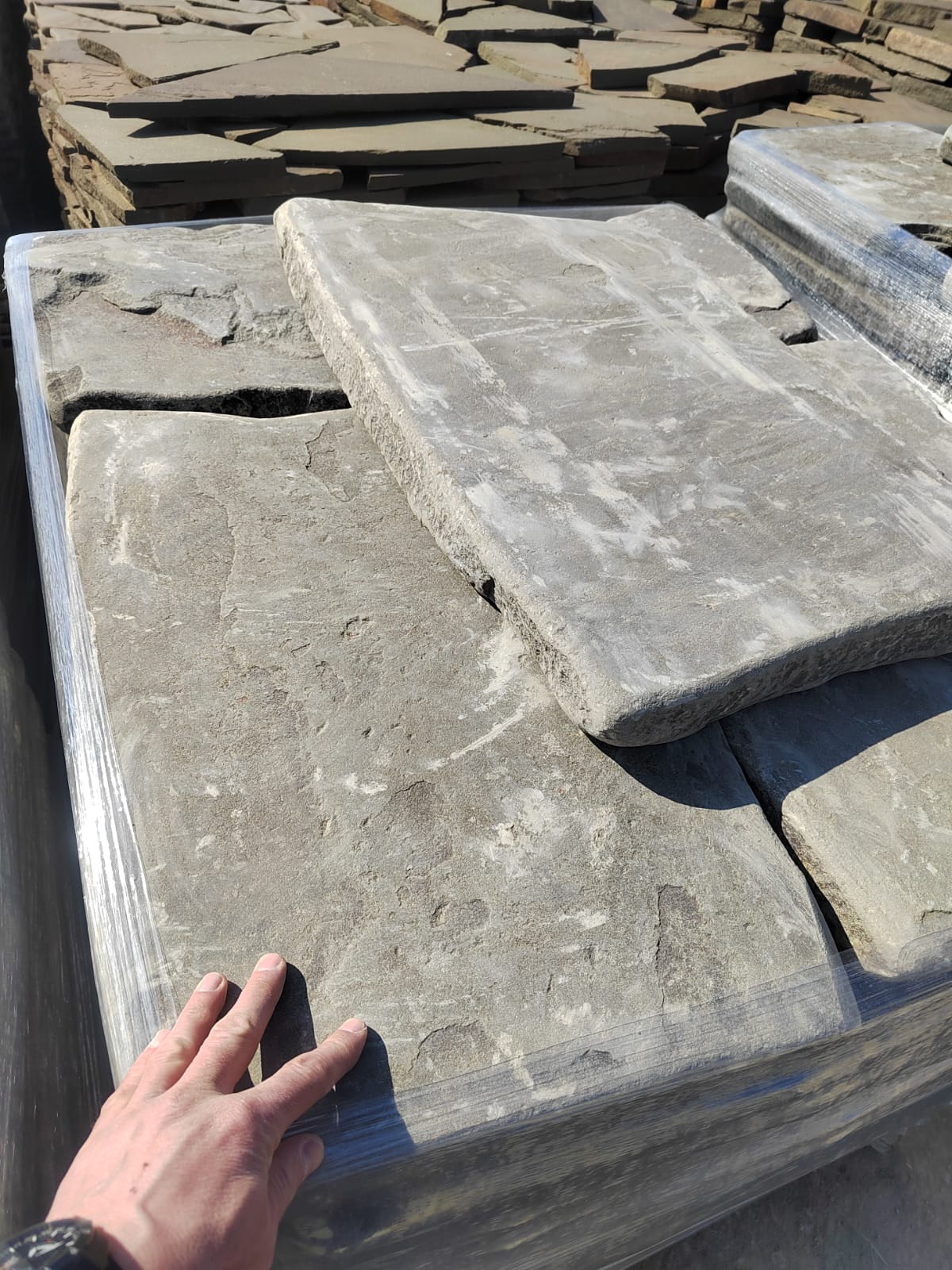 Песчаник пластушка галтованная светло-серая (3,0 см)  купить  в Ставрополе песчаник светло-серый, серый ландшафтный камень рваный колотый 12 000 руб/м3   фото 