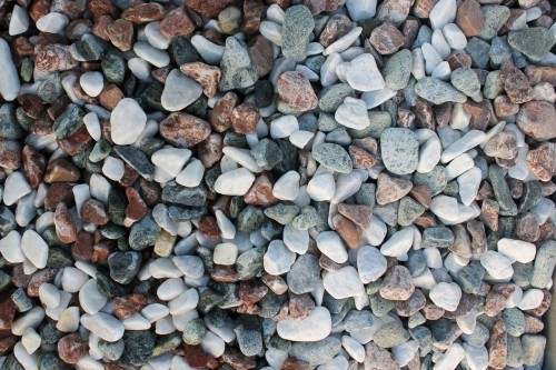  Микс разноцветной гальки (щебень галтованный микс:белый-зеленый-розовый) фр.20-40 мм.  купить  в Ставрополе мрамор белый, зеленый, розовый мрамор декоративный (галтовка) 14500 руб/т   фото 