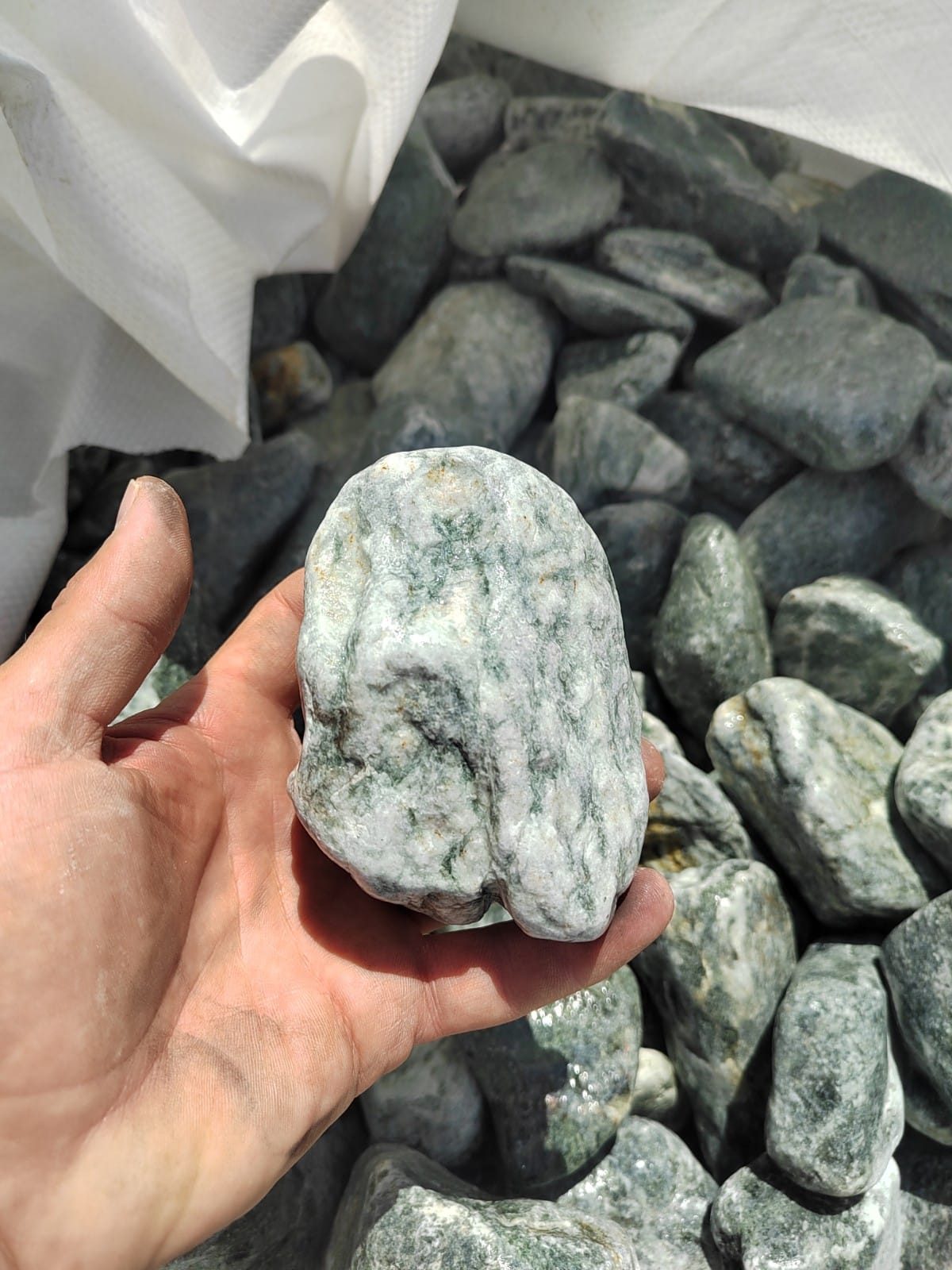 фото Галтованный жадеит (фр. 70-100 мм)  купить в Ставрополе в интернет-портале 