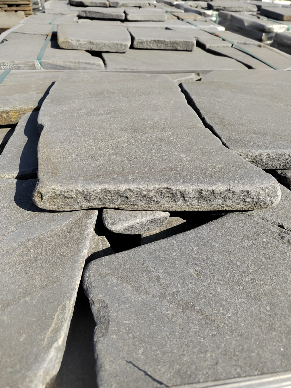 Песчаник галтованный для облицовки (фр. 2-5 см)  купить  в Ставрополе песчник рыжий желтый серый песчаник окатанный речной 6 000 руб/т   фото 