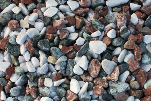 Микс разноцветной гальки  (щебень галтованный микс:белый-черный-розовый) фр.40-70 мм.  купить  в Ставрополе мрамор белый, черный розовый декоративный щебень галтованный 14500 руб/т   фото 