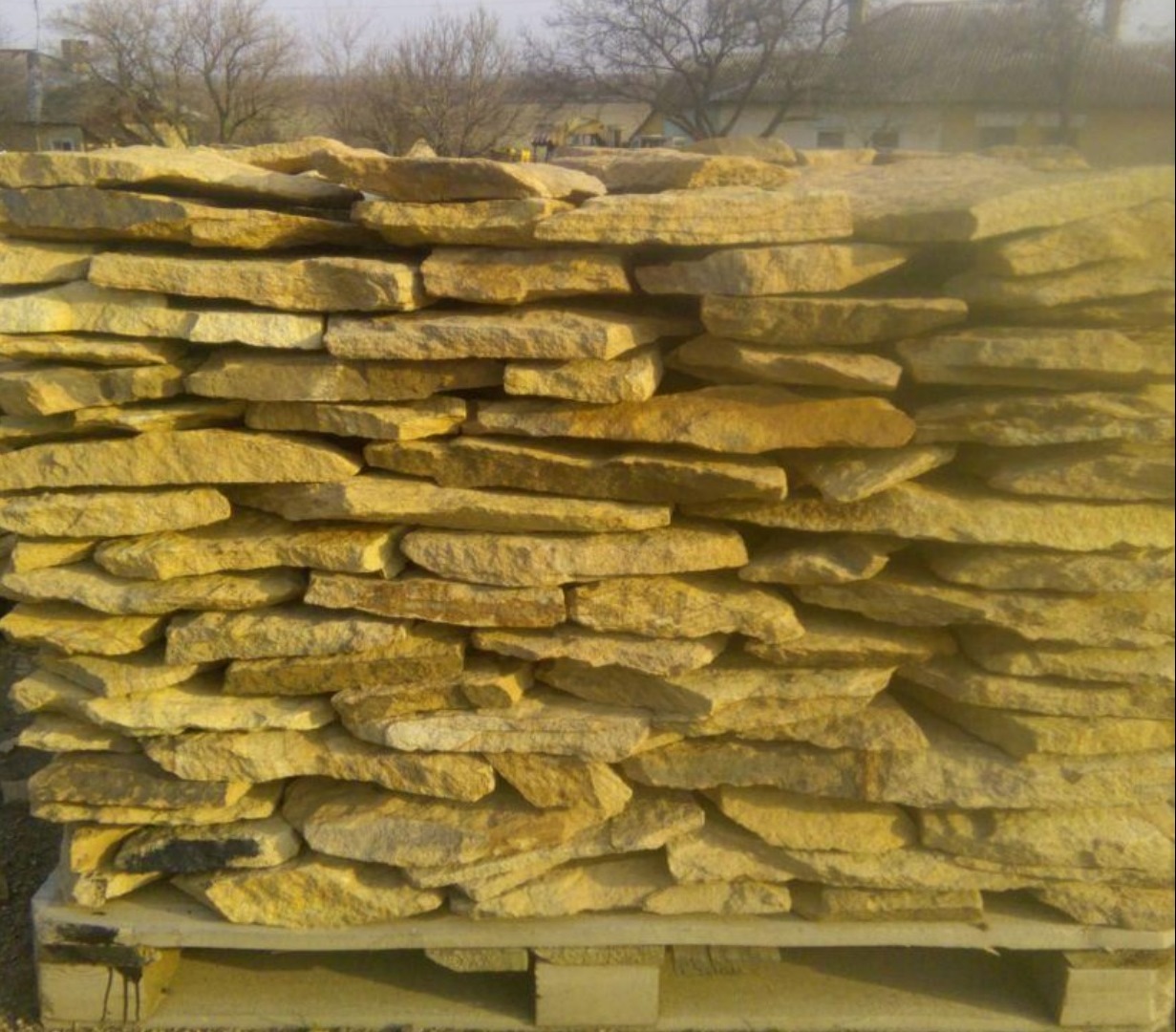 Песчаник пластушка "фонтанка" желтая (3,0 - 5,0 см)  купить  в Ставрополе песчаник желтая, рыжий, желтый песчаник колотый рваный со сколом облицовочный 8 500 руб/м3   фото 