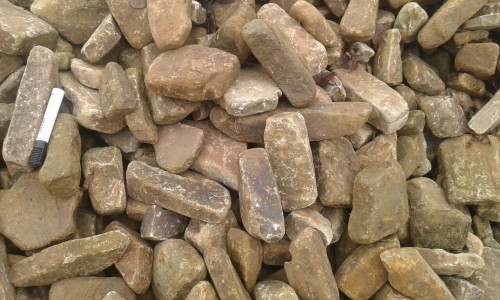 Песчаник для строительства и кладки блочный (фр 100-200 мм)  купить  в Ставрополе песчаник бежевый серый рыжий валун мелкий для строительства песчаник 6500 руб/т   фото 