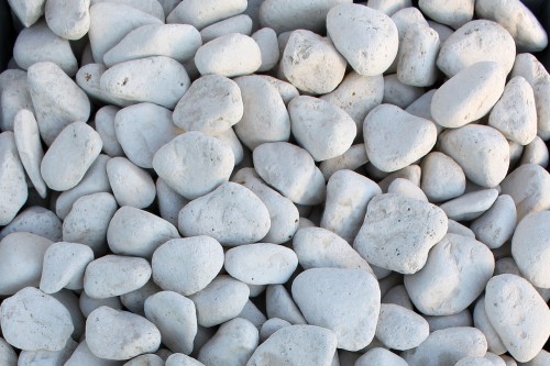 Белая галька (щебень галтованный белый мрамор) фр.5-10 мм.  купить  в Ставрополе мрамор белый, айвори, молочный каменная мраморная декоративная ландшафтная крошка 14500 руб/т   фото 