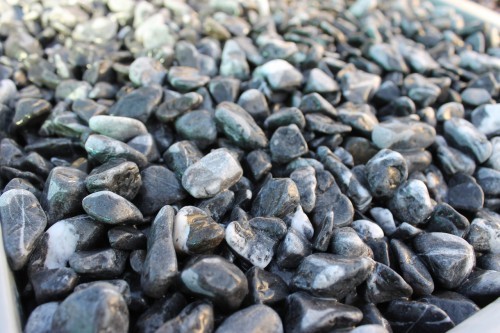  Черная галька с прожилками (галтованный черный мрамор) фр.10-20 мм.  купить  в Ставрополе мрамор черный с белыми прожилками, черный, белый окатанный округлый ландшафтный декоративный щебень 13500 руб/т   фото 