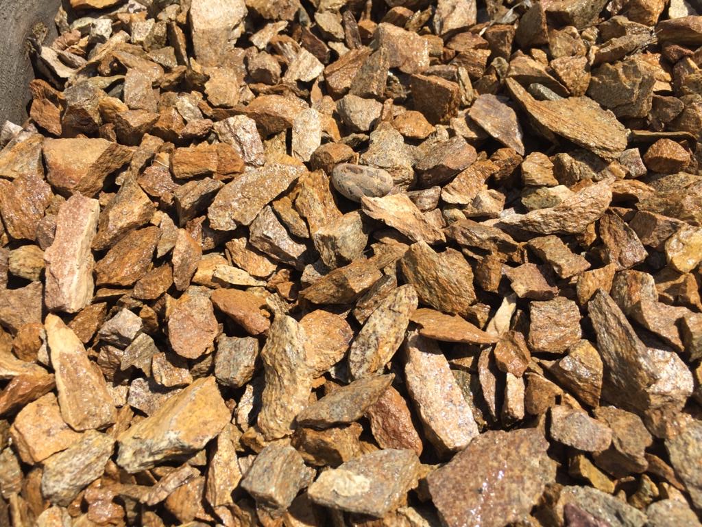  Щебень крошка желтый (ЗЛАТОЛИТ) фр. 10-20 мм.  купить  в Ставрополе златолит бежевый, золотистый, желтый каменная декоративная крошка щебня златолита 8 000 руб/т   фото 