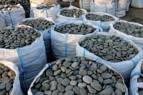 Kamenclub.ru: Галька речная плоская (темно-серая) фр. 100-200-300 мм. купить   в  Ставрополегалька речная плоская темно-серый, серый, синий речной галечник плоский 6000 руб/т   фото КАМЕНЬ КЛУБ