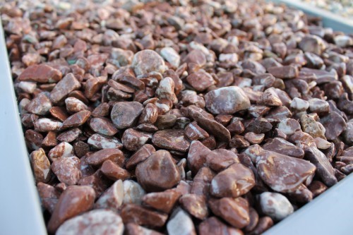  Розовая мраморная галька (щебень галтованный розовый) фр.10-20 мм.  купить  в Ставрополе мрамор розовый, красный ландшафтный декоративный окатанный округлый щебень 13500 руб/т   фото 