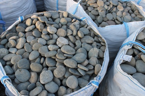 Kamenclub.ru: Галька речная плоская (ассорти) фр. 100-200-300 мм купить   в  Ставрополегалька галечник природный серый, белый темно-серый синий рыжий светло-серый природная галька плоская крупная 5500 руб/т   фото КАМЕНЬ КЛУБ