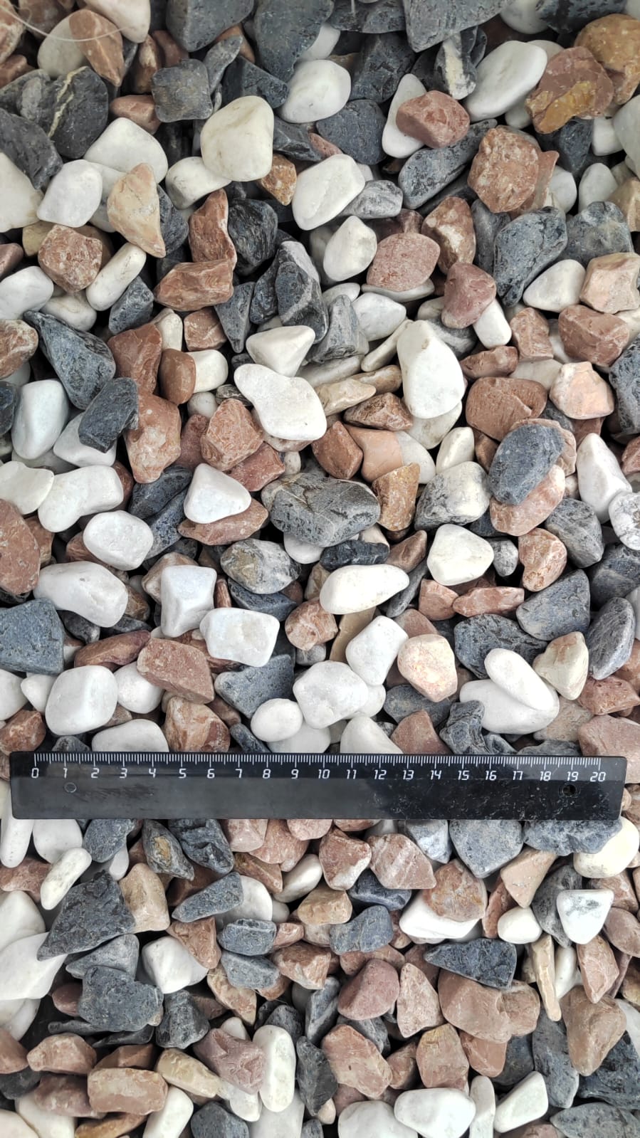 Микс разноцветной гальки (щебень галтованный микс:белый-зеленый-розовый) фр.20-40 мм.  купить  в Ставрополе мрамор белый, зеленый, розовый мрамор декоративный (галтовка) 14500 руб/т   фото 