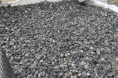  Щебень крошка черный (мрамор) фр. 10-20 мм.  купить  в Ставрополе мрамор черный с белыми прожилками, черный, белый каменная ландшафтная декоративная крошка щебня 9000 руб/т   фото 