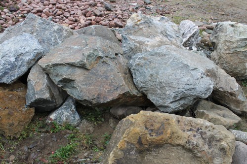  Змеевик скальник фр. 500-1500 мм.  купить в Ставрополе змеевик зеленый серый черный глыба скальная колотая 7500 руб/т   фото 