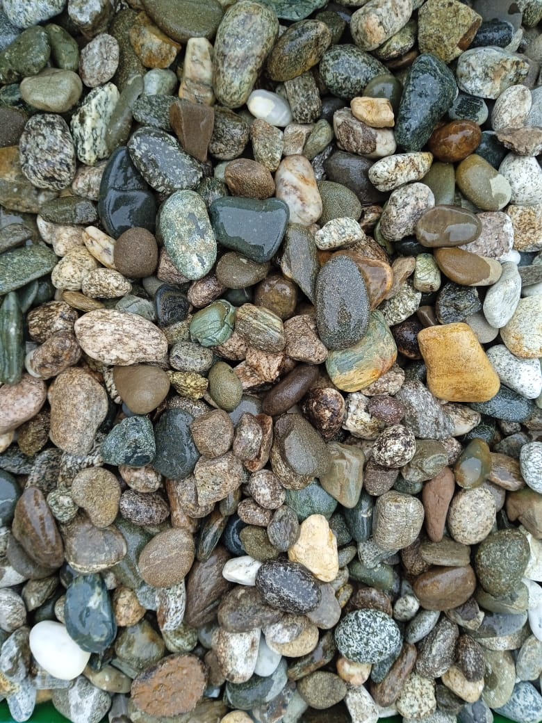  Галька горная речная окат (цветная) фр. 20-40 мм. купить   в Ставрополе галька речная серый синий бежевый белый окатанная речная галька ландшафтная 5000 руб/т   фото 