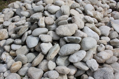  Бело-серый валунчик фр.100-300 мм.  купить в Ставрополе крупный камень для ландшафта серый, белый бело-серый валун крупная галька 4500 руб/т   фото 