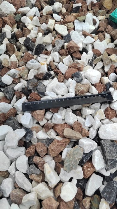  Мраморная крошка (щебень крошка микс : белый-черный-розовый) фр. 20-40 мм.  купить  в Ставрополе мрамор белый, черный, розовый декоративная ландшафтная крошка 9500 руб/т   фото 