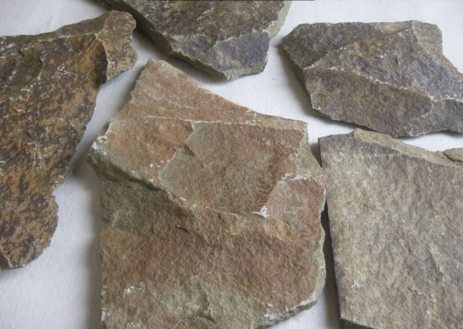 Песчаник пластушка "фонтанка" серо-зеленая (3,0-5,0 см)  купить  в Ставрополе песчаник серо-зеленая колотые плитки облицовочные пластушки 8 500 руб/м3   фото 