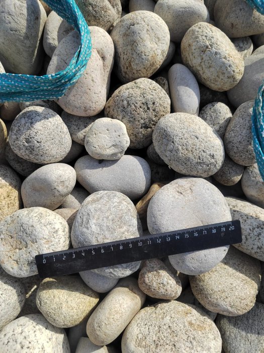  Галька речная окат (серо-белая) фр. 70-120 мм купить   в Ставрополе галька галечник бело-серая, серо-белая, серая, белая речная природная галька  5500 руб/т   фото 