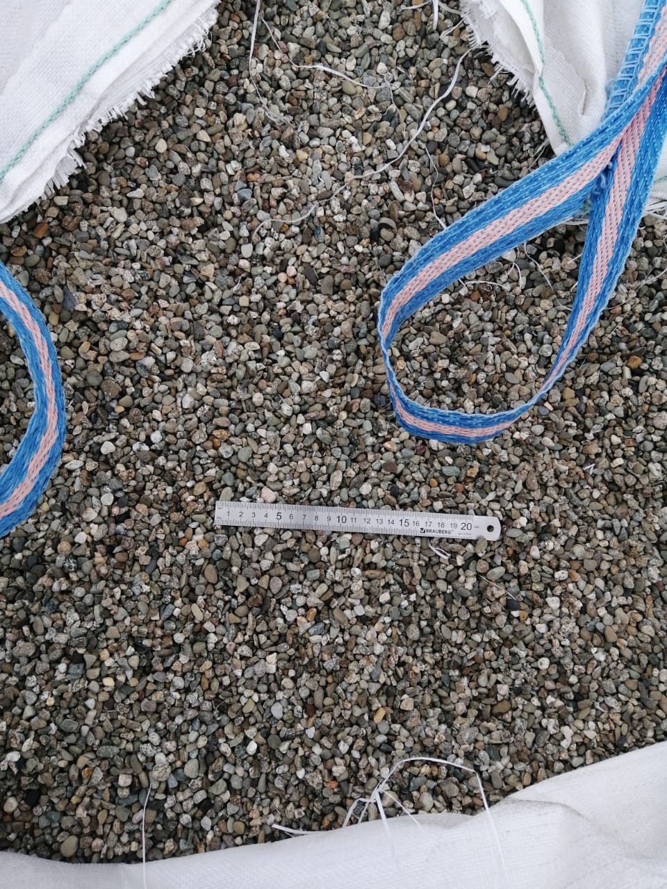  Галька речная окат (серая) фр.3-5 мм купить   в Ставрополе галька речная серая бежевый темно-серый окатанный речной камень округлый 8000 руб/т   фото 