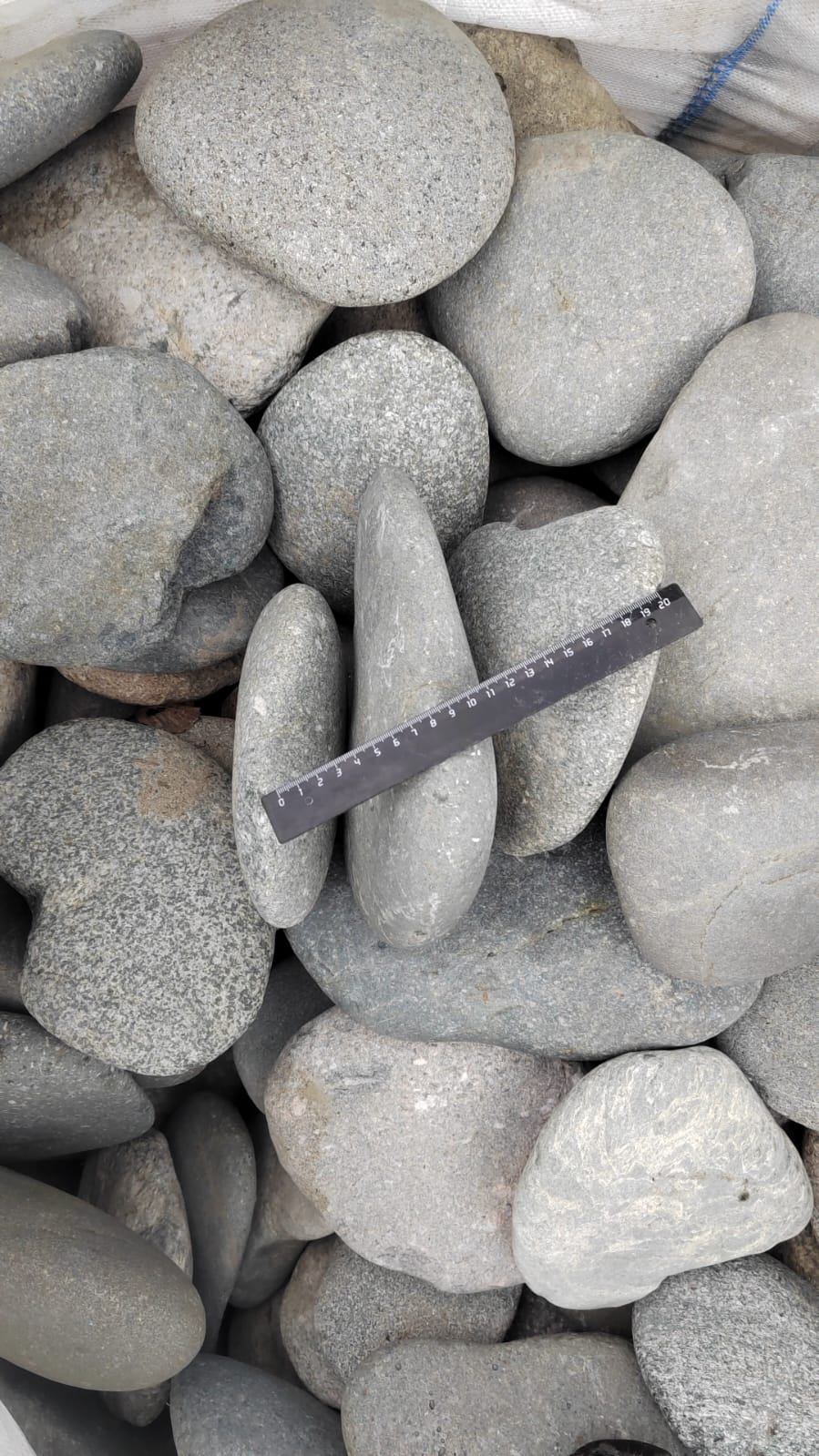 Kamenclub.ru: Галька речная плоская (темно-серая) фр. 70-150 мм. купить   в  Ставрополегалечник природный темно-серый серый синий речная плоская природная окатанная  7000 руб/т   фото КАМЕНЬ КЛУБ