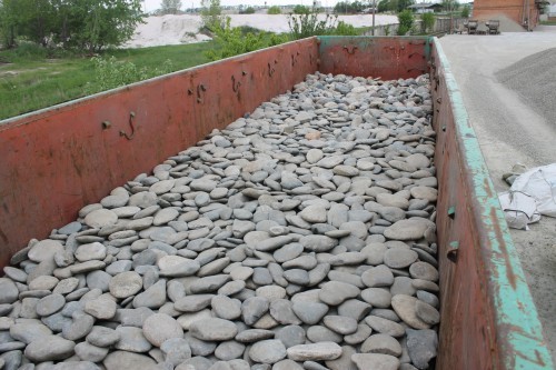 Kamenclub.ru: Галька речная плоская (ассорти) фр. 100-200-300 мм купить   в  Ставрополегалька галечник природный серый, белый темно-серый синий рыжий светло-серый природная галька плоская крупная 5500 руб/т   фото КАМЕНЬ КЛУБ